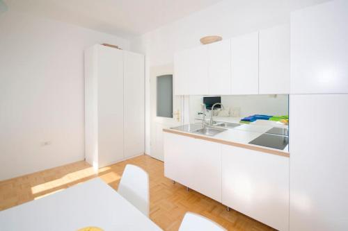 The cute, sunny apartment in the center +P