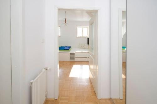 The cute, sunny apartment in the center +P, Lublaň (fotografie 4)