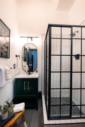 Two-Bedroom Deluxe Apartment with Garden View image 4