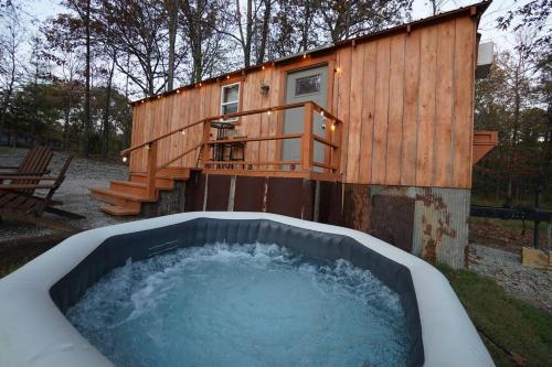 . Tiny lakehouse near Blue Oval City and Memphis