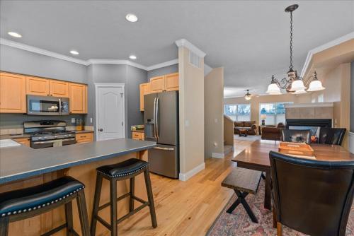 Spacious 3 Story Home in the Boise Foothills near Morrison-Knudsen Vadaspark