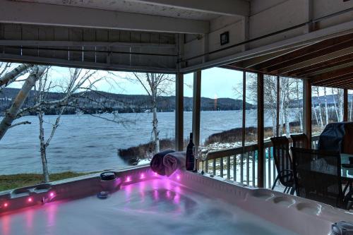 Sheldon Enchanting on Lake Cottage with Jacuzzi