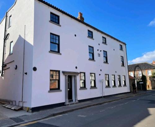 Sunset View, 2 bedrooms in the heart of Holt with parking, Holt