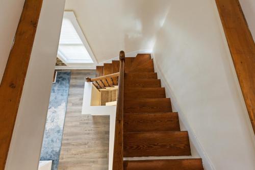 Skyrise Two Stories - Centrally Located in Brookline