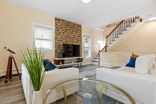 Skyrise Two Stories - Centrally Located in Brookline