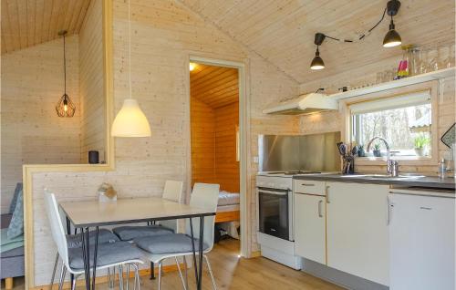 virtuve, Gorgeous Home In Nexø With Kitchen in Snogebeka