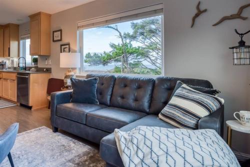 Two-Bedroom Apartment room in Pacific Peeks 2 - Oceanview Pet Friendly Retreat with EV Charging fee