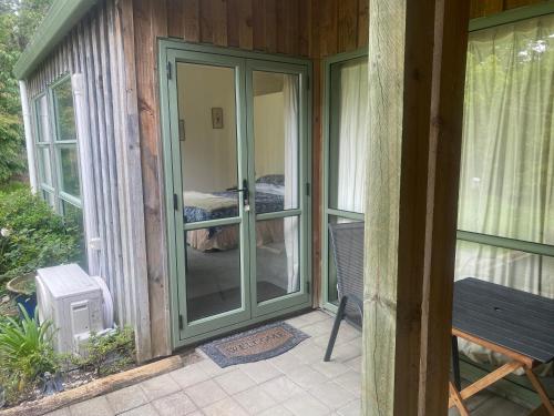 Ieeja, Quail Haven Queen Room in Aongatete