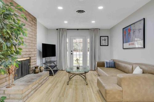 Resort Style 4 bedroom House with Pool Minutes from Strip, Las Vegas (photo 2)