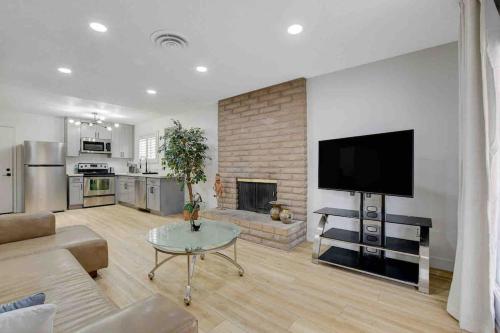 Resort Style 4 bedroom House with Pool Minutes from Strip, Las Vegas (photo 5)