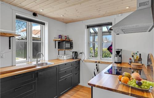 virtuve, 3 Bedroom Cozy Home In Kirke Hyllinge in Kirke-Hyllinge