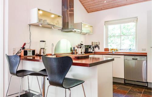 ห้องครัว, 4 Bedroom Amazing Home In Nexø in สนอเกเบก
