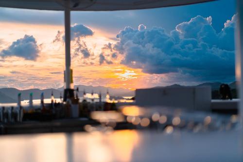 Bar/lounge, Hop Hostel in Palawan