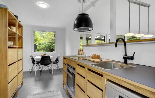 ห้องครัว, 2 Bedroom Cozy Home In Dronningmølle in ดรอนนิงเมิลเลอ