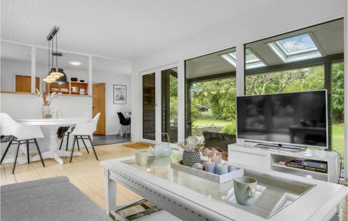 2 Bedroom Cozy Home In Dronningmølle in ดรอนนิงเมิลเลอ