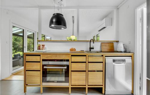 ห้องครัว, 2 Bedroom Cozy Home In Dronningmølle in ดรอนนิงเมิลเลอ