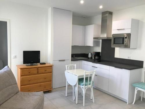 . Studio rénové en centre-ville, idéal pour des vacances à pied, calme et confort, classé 2 étoiles. - FR-1-4-512