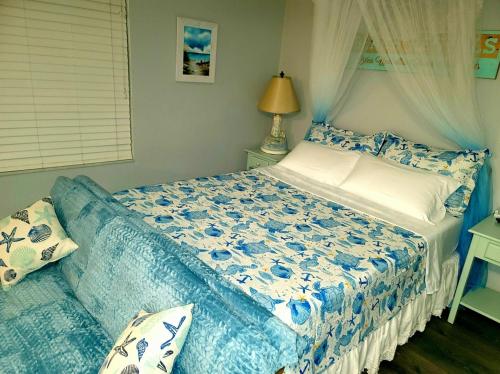 Searenity, Waterside studio in the heart of Treasure Island, walk to beach