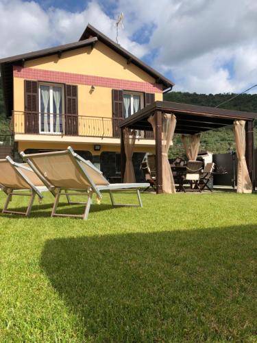  Casa Bea con Piscina e giardino in Caravonica