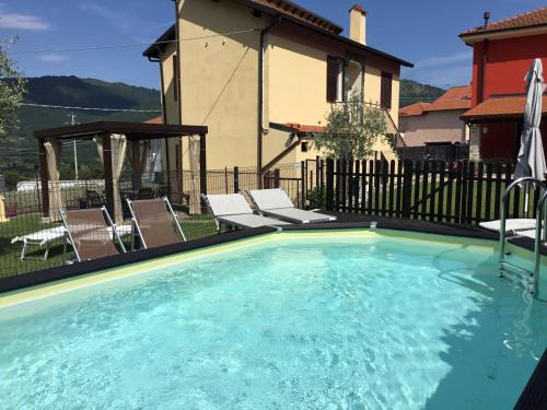 Skats, Casa Ginni con Piscina e giardino in Caravonica