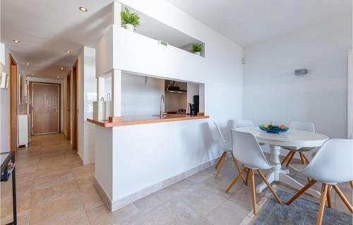 dapur, Stunning Apartment In Benalmádena (Stunning Apartment In Benalmadena) in La Capellania