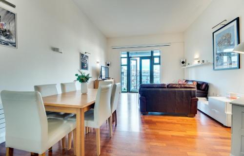 Foto - Crown Apartments 3B by Week2Week