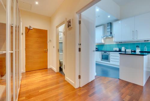 Week2Week Modern Newcastle Apartment - image 3