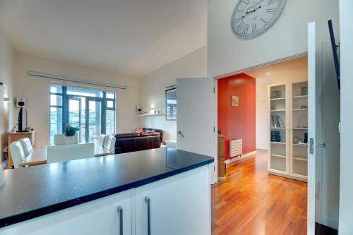 Week2Week Modern Newcastle Apartment - image 5