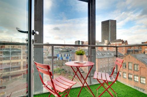 Week2Week Modern Newcastle Apartment - image 2