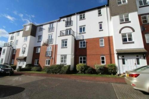 Modern 2 bed flat on marina development!