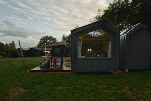 Wellnester Tiny Houses and Retro-Caravan by the lake in Losheim am See