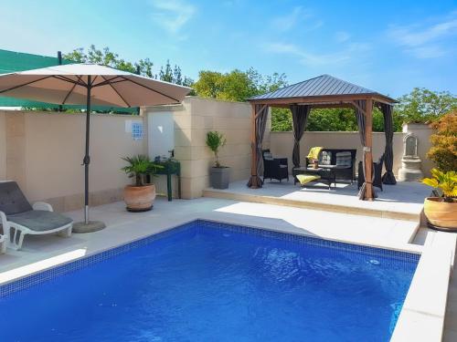 Villa Martin - Fast WiFi, Near restaurant, Fenced Yard, Pavilion, Center of Village