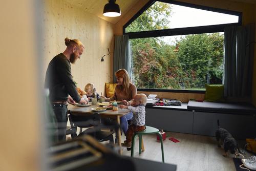 Wellnester Tiny Houses and Retro-Caravan by the lake in Losheim am See