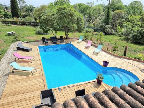 VILLA avec piscine - 4 chambres - parking - calme