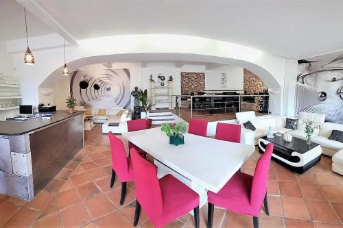 VILLA avec piscine - 4 chambres - parking - calme in Les Arcs