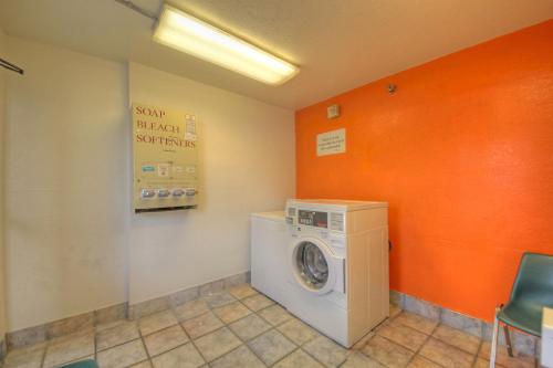 Motel 6 San Antonio, TX - Six Flags Fiesta TX/La Cantera Area - 편의 시설/서비스