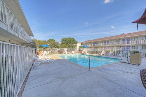 Motel 6 San Antonio, TX - Six Flags Fiesta TX/La Cantera Area - 수영장