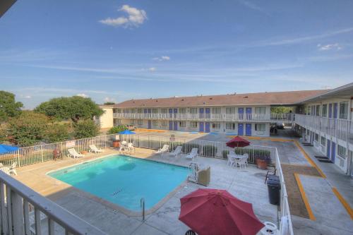 Motel 6 San Antonio, TX - Six Flags Fiesta TX/La Cantera Area - 수영장