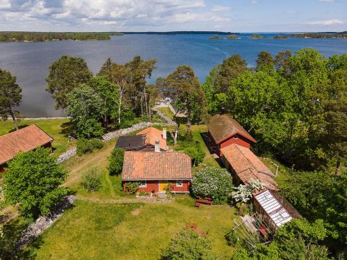 Architect-designed cottage in Drag with a panoramic view of Dragsviken - Rockneby