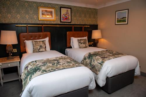 412226689 The Red Lion Inn by Chef & Brewer Collection