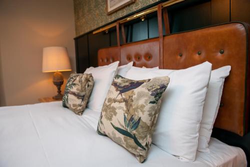 412227133 The Red Lion Inn by Chef & Brewer Collection