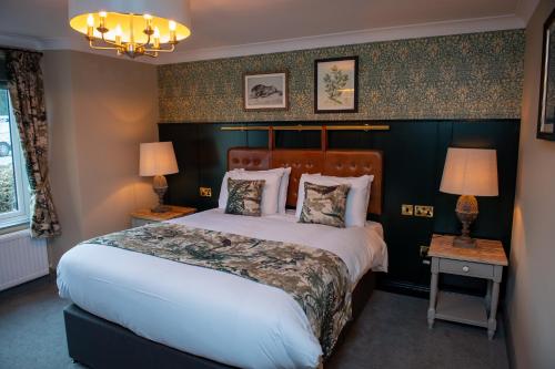412227172 The Red Lion Inn by Chef & Brewer Collection