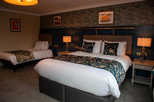 412227174 The Red Lion Inn by Chef & Brewer Collection