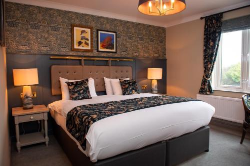 412227826 The Red Lion Inn by Chef & Brewer Collection