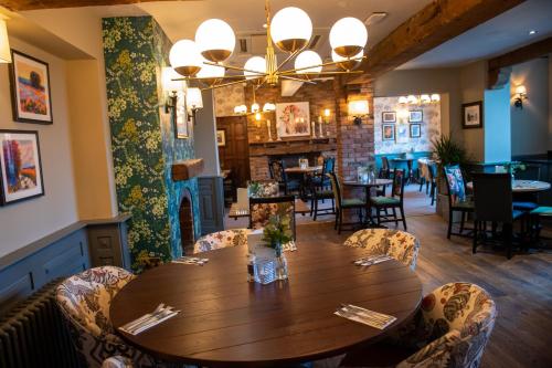 412228560 The Red Lion Inn by Chef & Brewer Collection