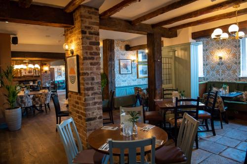 412228566 The Red Lion Inn by Chef & Brewer Collection