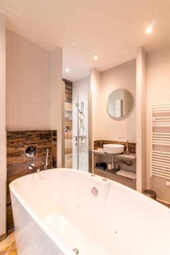 ห้องน้ำ, Sarlatitude, Studios & Chambres Climatisés (Sarlatitude, Studios & Chambres Climatises) in ซาร์ลา-ลา-กาเนดา