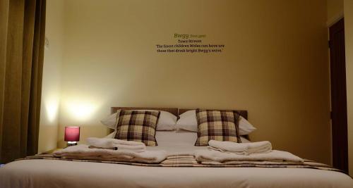 2 bedrooms, 4 beds