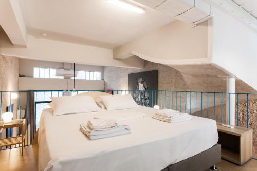 Architect designed studio (EP7L). Green roof top!