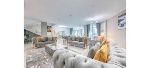 Luxurious 4-Bedroom Duplex VILLA Apartment near JBR, Dubai
